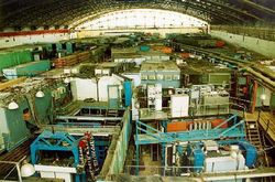 ИФВЭ сегодня. Главный экспериментальный зал на У-70. На переднем плане установки ГАМС-4p (слева) и ВЕС (справа)